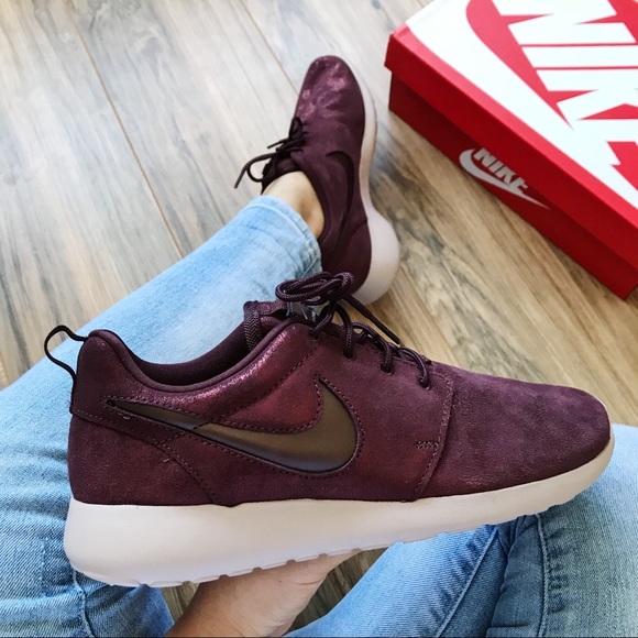 Nike Shoes - Nike roshe one premium metallic